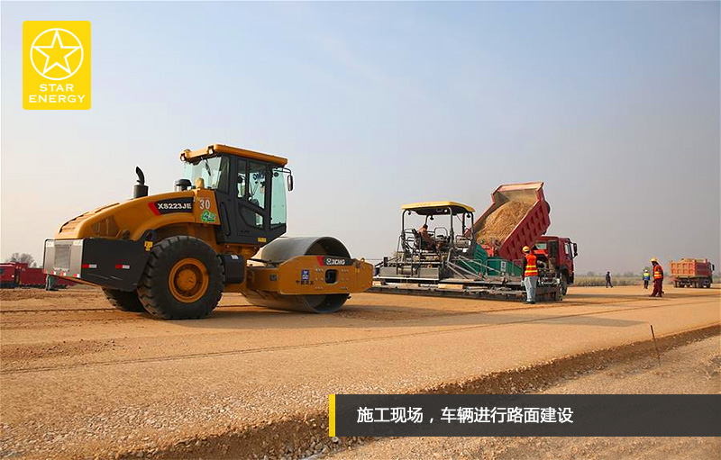 施工現(xiàn)場，車輛進行路面建設(shè)