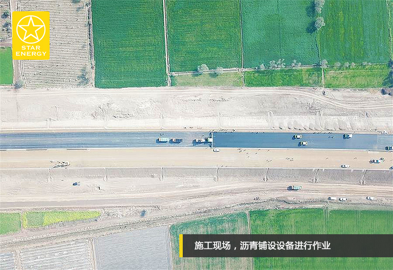 施工現(xiàn)場，瀝青鋪設(shè)設(shè)備進行作業(yè)